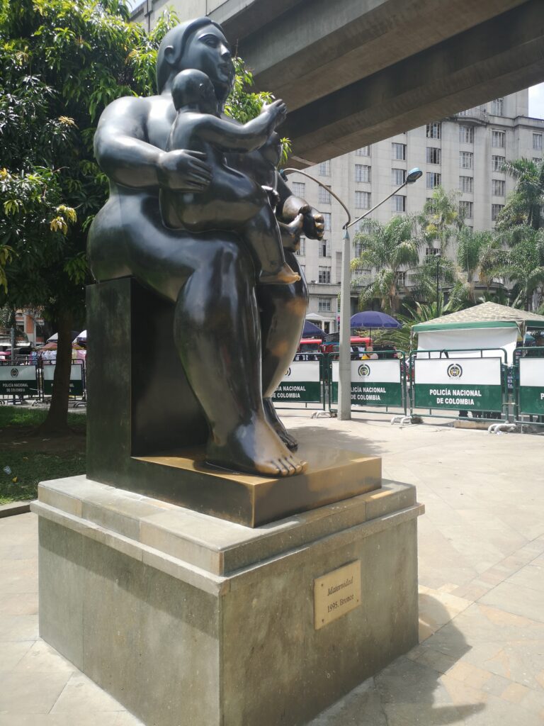 statue bronze plaza Botero Medellín Colombie