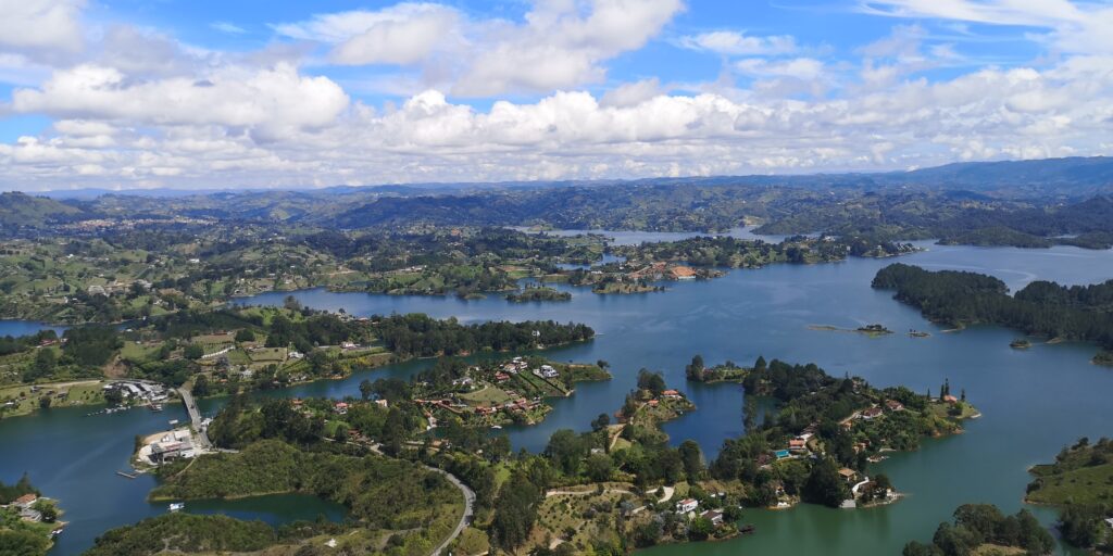 Vue du lac depuis piedra del peñol à Guatapé