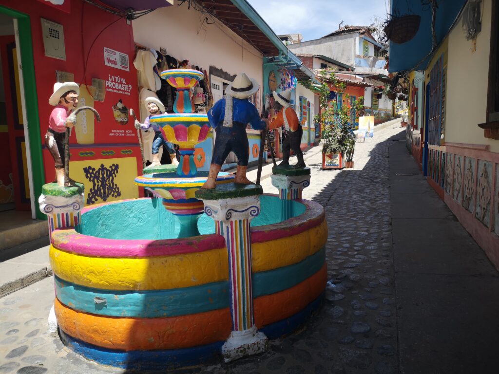 Fontaine de la Calle de los recuerdos à Guatapé en Colombie